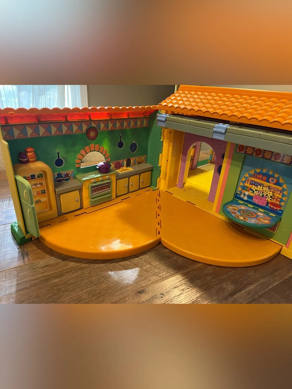 2003 Dora the explorer talking Playhouse with Figures